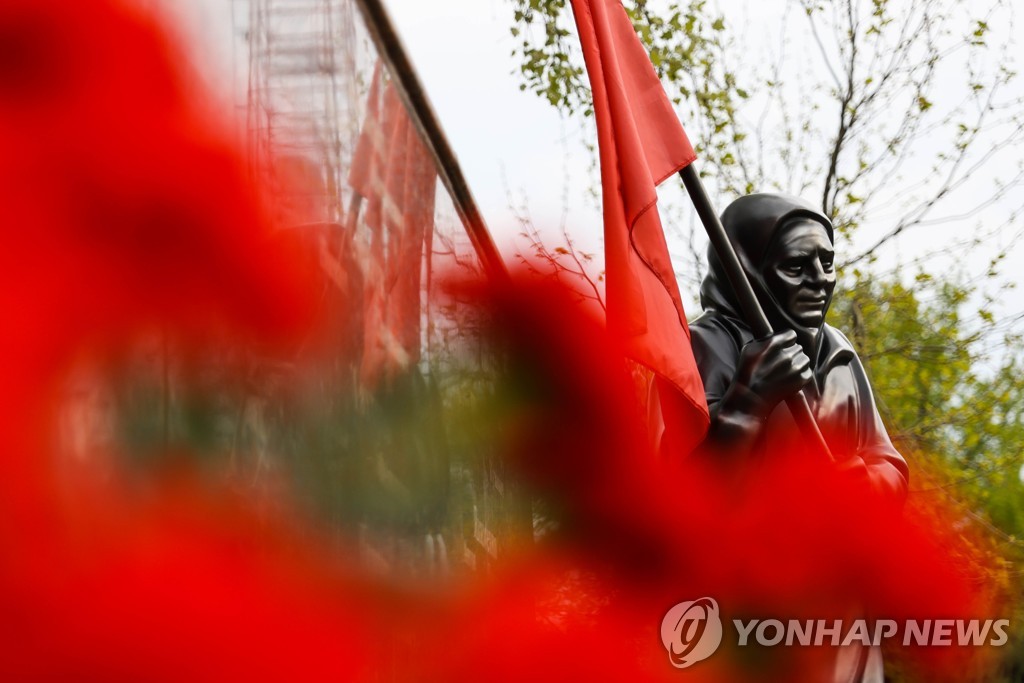 '붉은깃발' 펼쳐 러 영웅된 우크라 할머니 "푸틴, 전쟁 멈춰야"