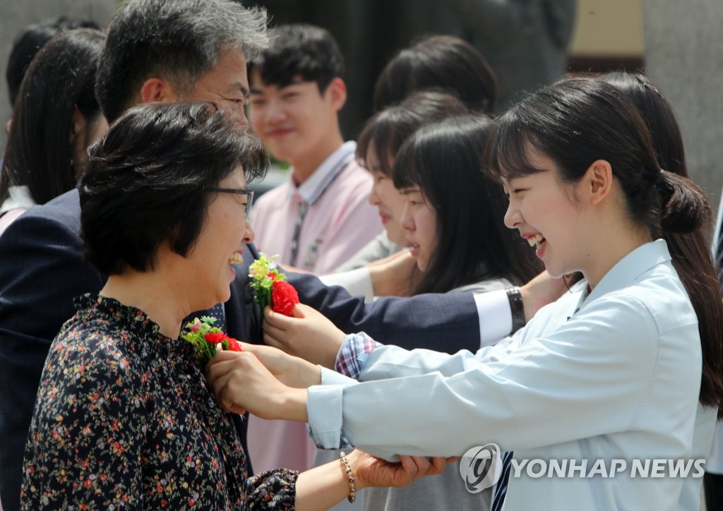 선생님 병문안으로 시작된 '스승의 날'…60년간 달라진 풍경