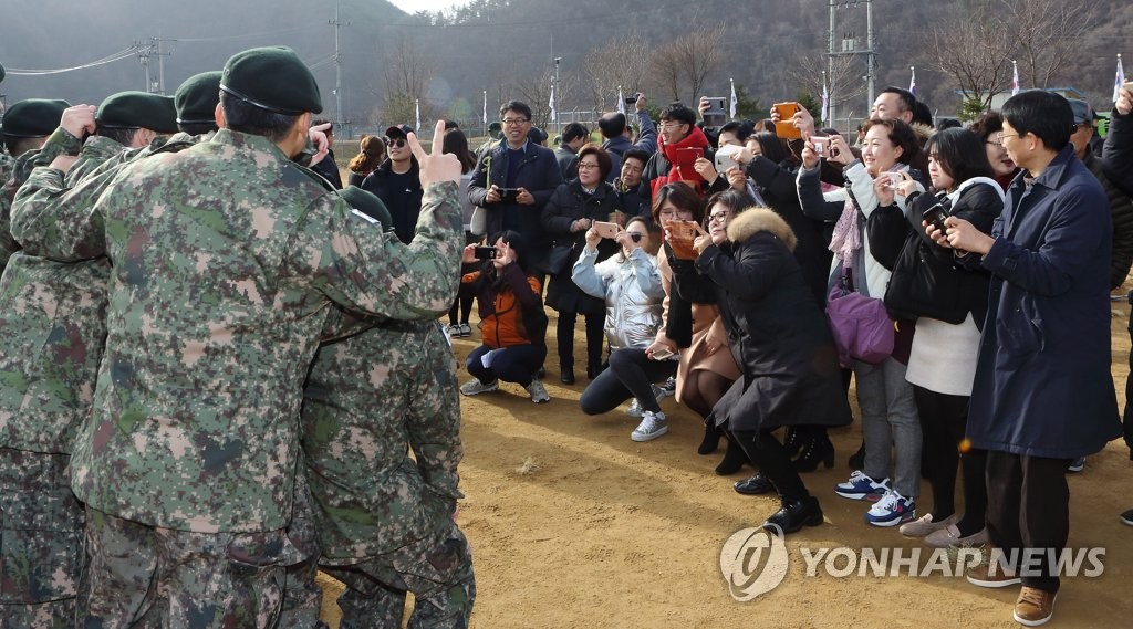 육군 신병 입소·수료식 '가족과 함께'…2년만에 정상화