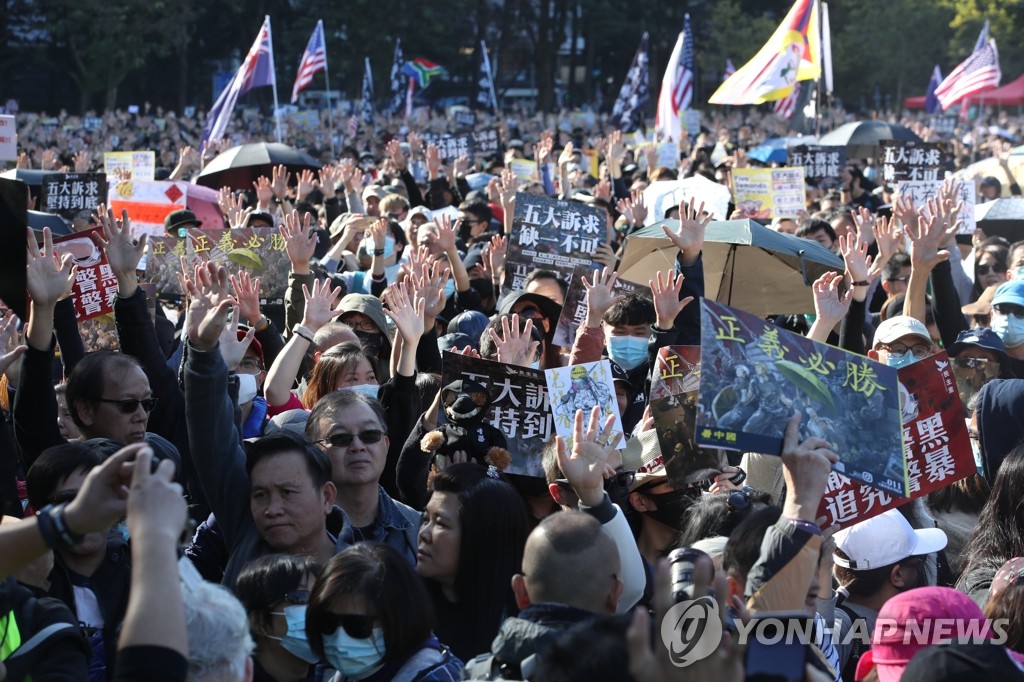 [홍콩 어디로 가나] ① 경찰 출신 첫 행정장관…'공안정국' 우려