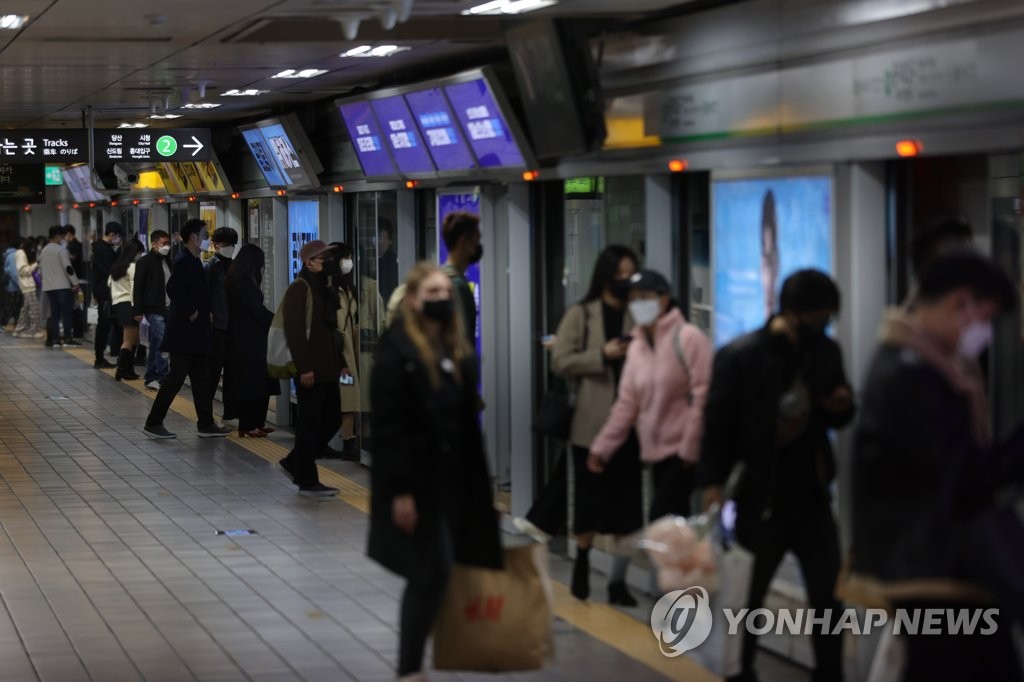 서울 지하철 노조 "심야 연장운행 반대…인력 충원 먼저"(종합)