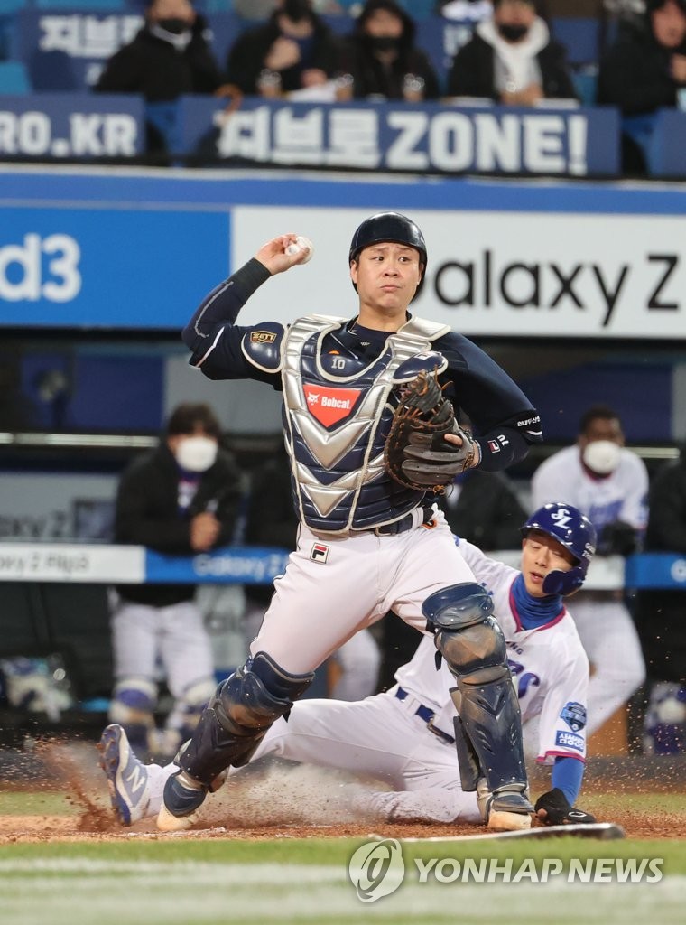 선발 최승용에 믿음 준 포수 박세혁…두산 2연승의 '숨은 공신'