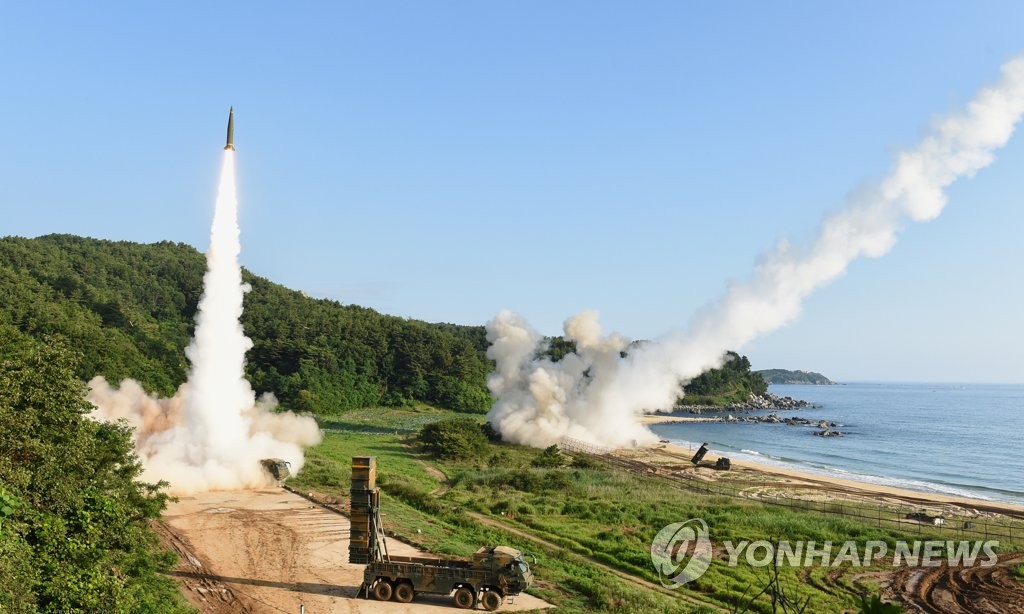 북, ICBM 화성-17형 등 3발 섞어쐈다…한미, 미사일 대응사격(종합)