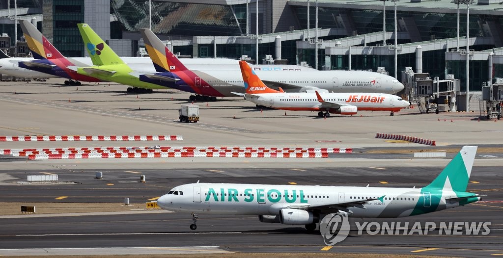 4월 국제선 여객 전월 대비 55%↑…항공업계 '기대 반 우려 반'