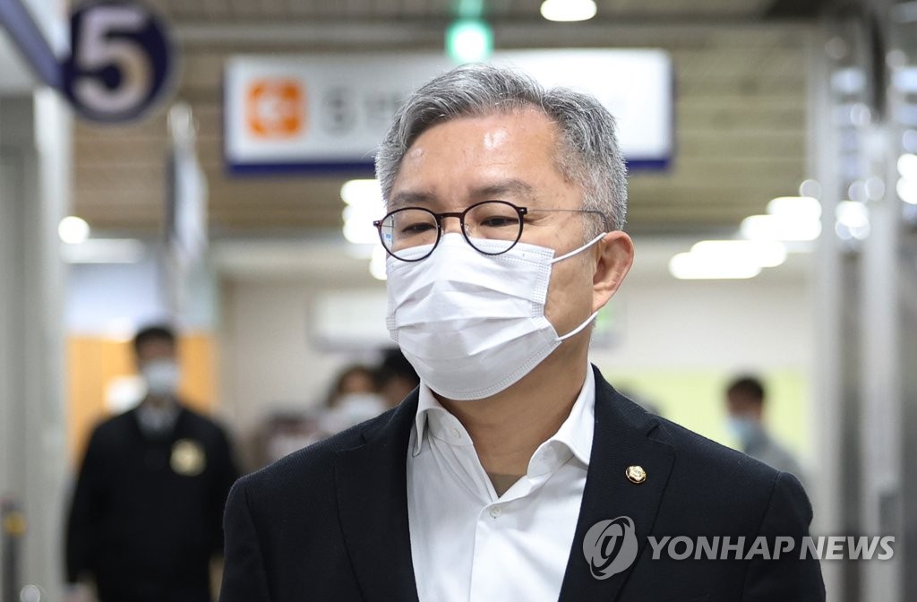 "조국 아들 인턴확인서 허위"…최강욱 2심도 의원직 상실형