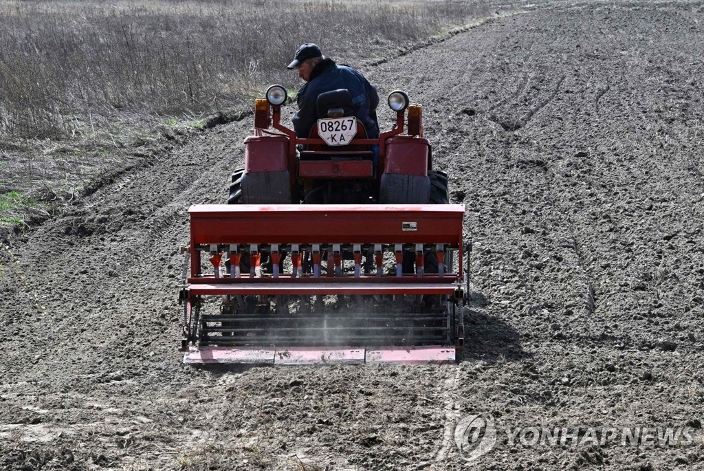 [우크라 침공] 농기계·곡물·건축자재까지 훔쳐 가는 러군