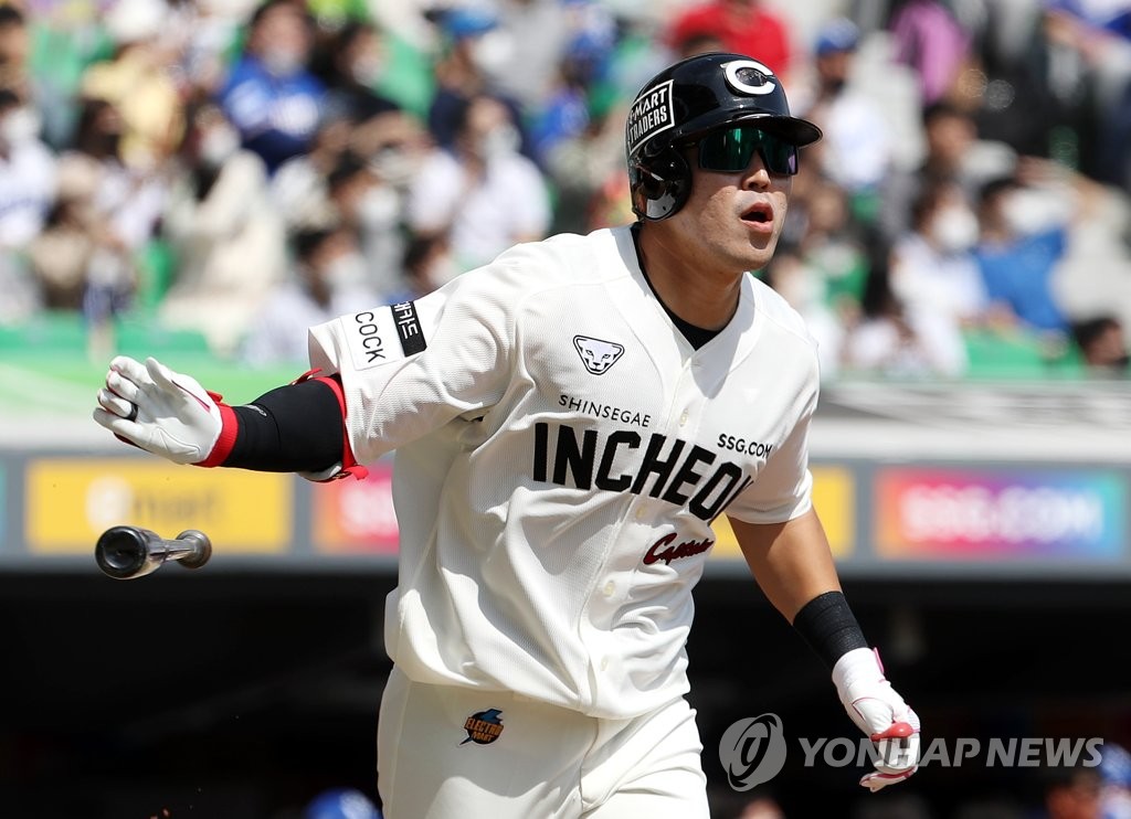 지친 한유섬 위로한 SSG 김원형 감독 "1위 질주의 '1등 공신'"