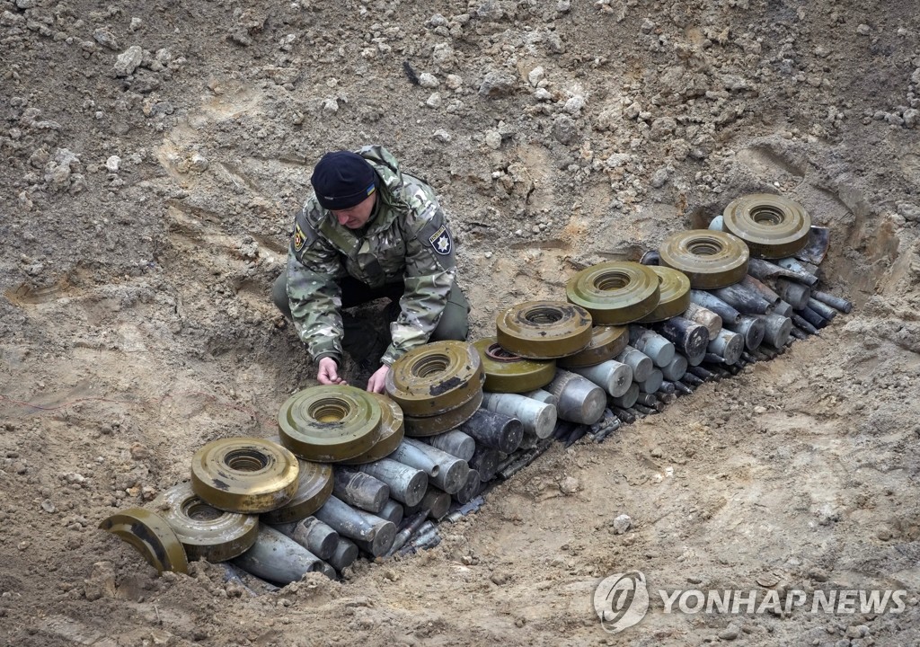 "우크라 농경지에 흩뿌려진 지뢰에 세계 식량위기 가중"