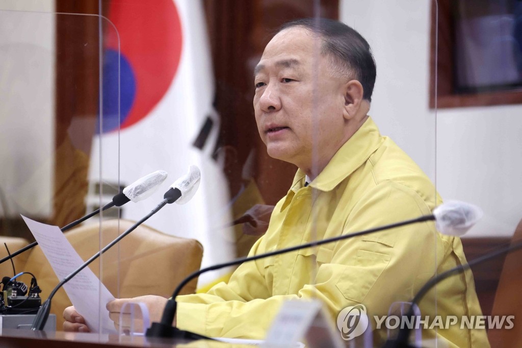 홍남기 "물가 상승 압력 당분간 지속…생활물가 안정 시급"