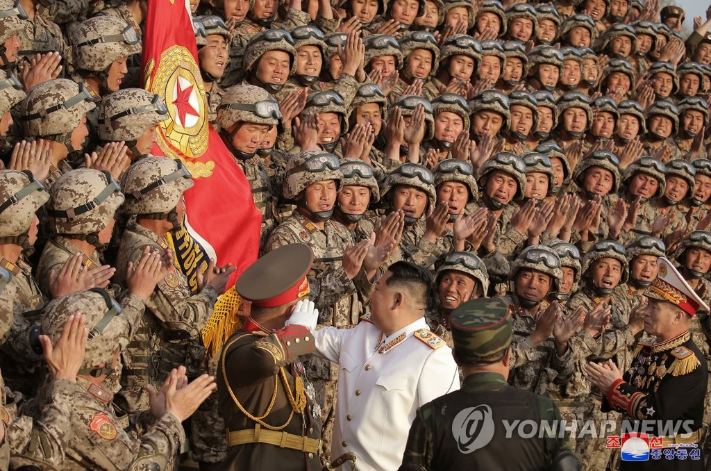 김정은과 기념사진은 '집안 보물'…충성심 끌어내는 '사진정치'