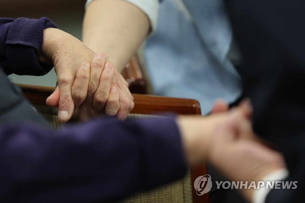 요양병원 접촉면회 연장 검토…"허용 후에도 집단감염 줄어"