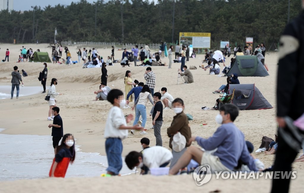 봄 정취 물씬 산으로 바다로…유명 관광지 등 '인산인해'