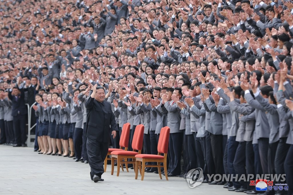 북, '김정은과 사진' 각지 흩어진 열병식 참가자 평양 긴급수송(종합)