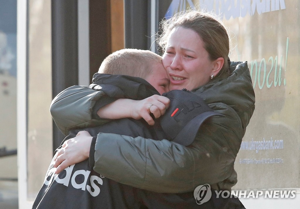 [우크라 침공] 마리우폴 최후 거점 탈출한 주민 "암흑의 두달, 산소도 부족"