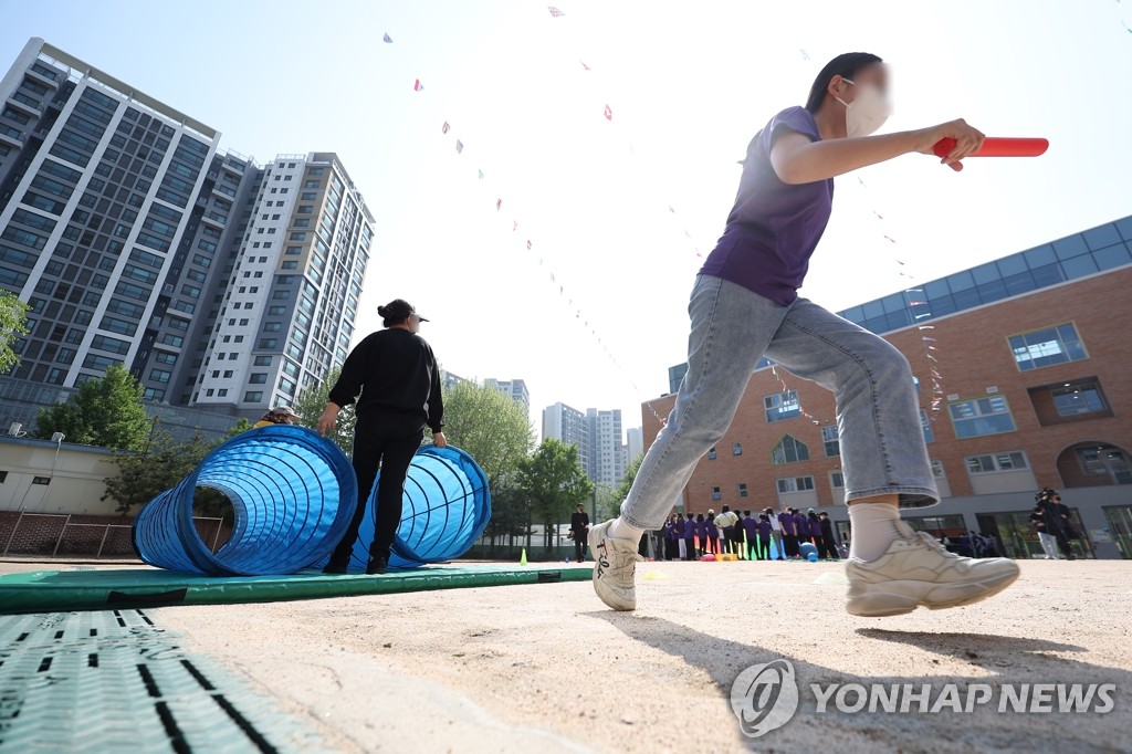 "와아" 3년 만에 봄운동회 함성…"마스크 벗고 뛰니 좋아요"