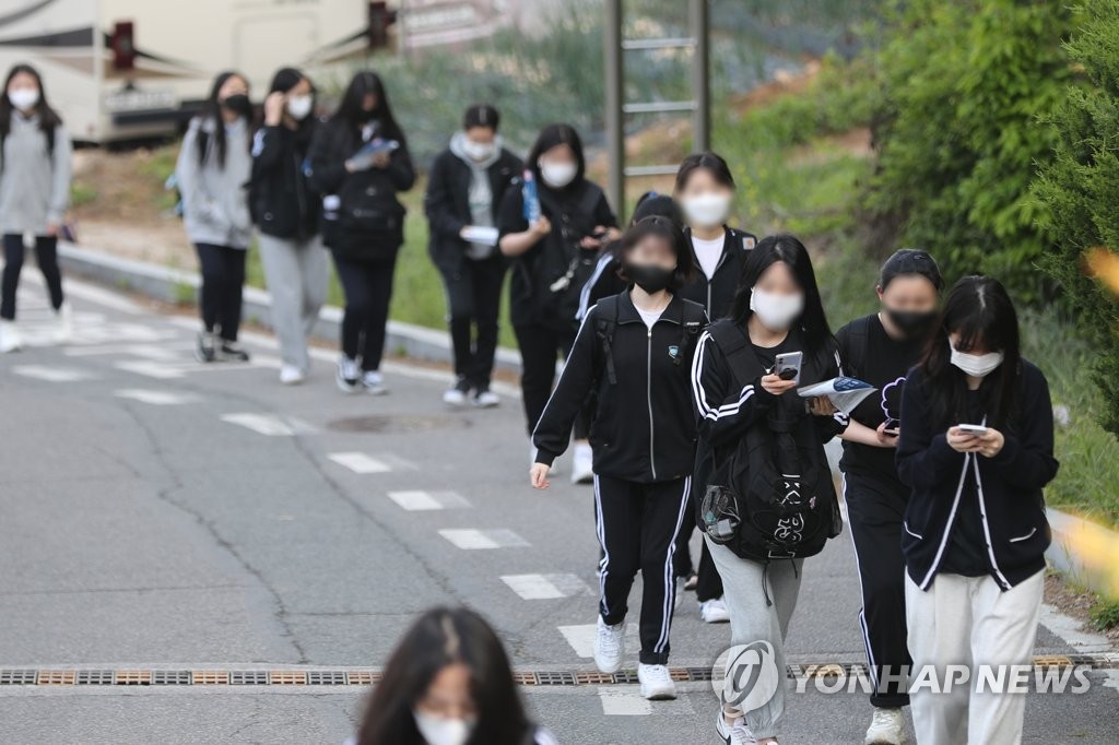 "홀가분해요" 야외마스크 해제 첫날 가벼운 등굣길