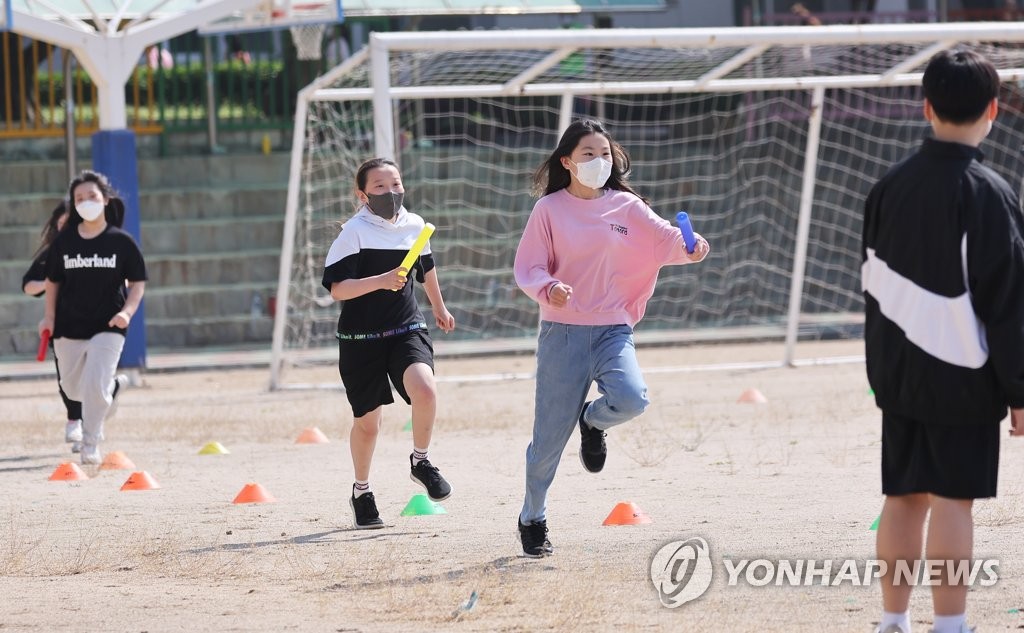 "와아" 3년 만에 봄운동회 함성…"마스크 벗고 뛰니 좋아요"