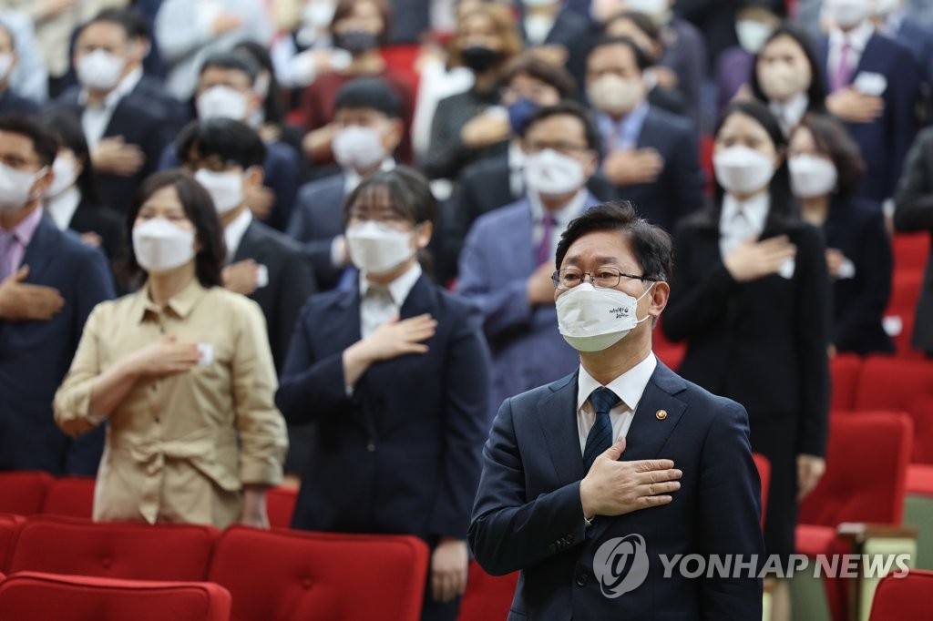 신임검사 임관식서 법무장관-대검 차장 '검수완박' 신경전