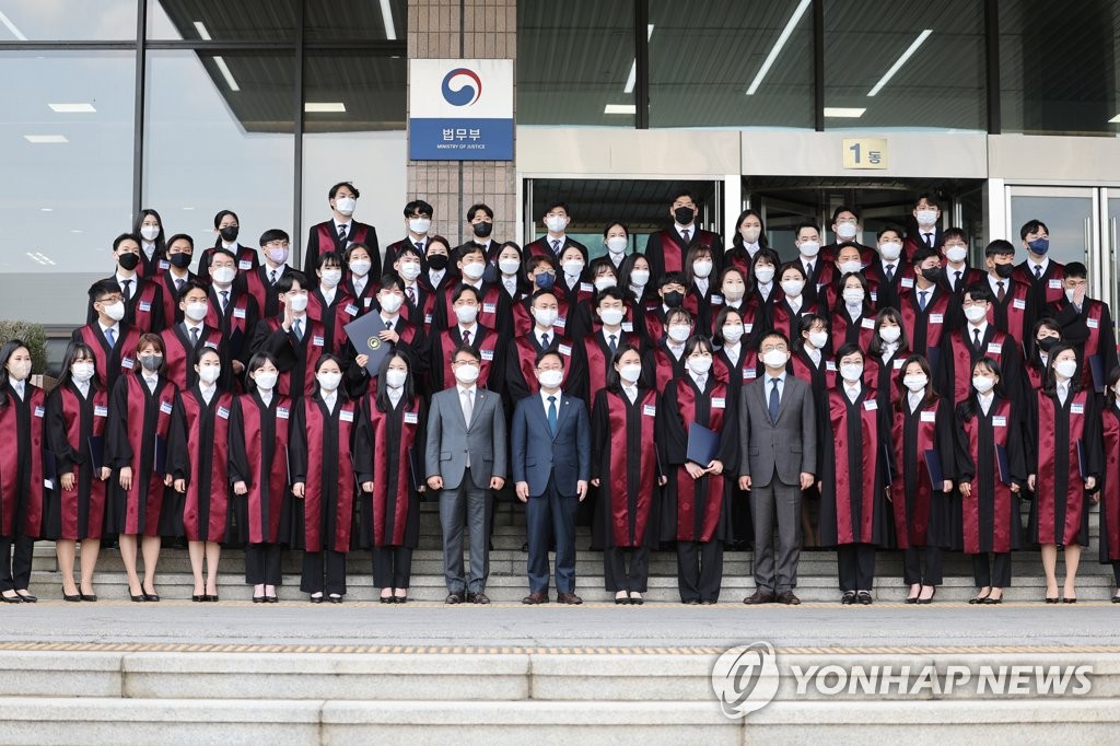 신임검사 임관식서 법무장관-대검 차장 '검수완박' 신경전