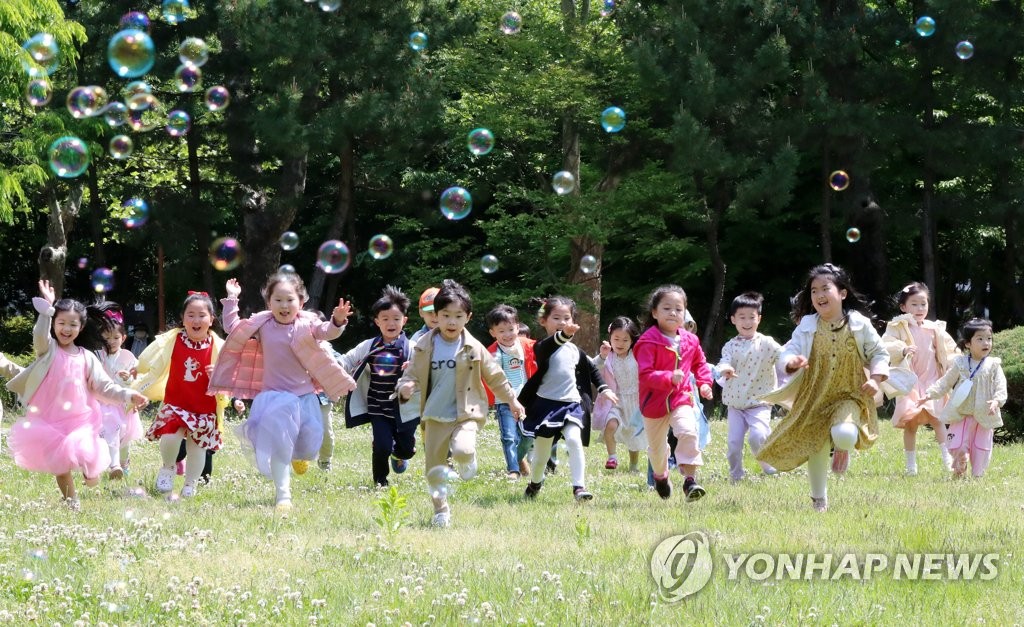 '임직원 자녀들의 마음을 훔쳐라'…어린이날 앞두고 기업들 총력전