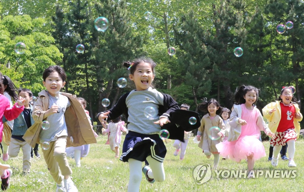 "아직은 살얼음판" 코로나 풀렸다지만 보육원은 노심초사