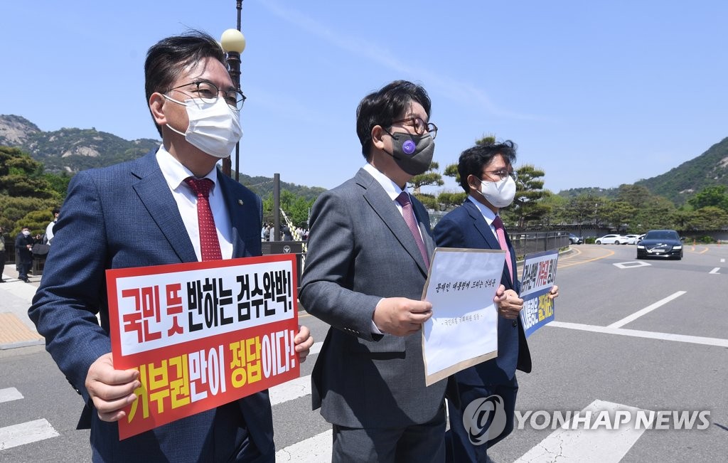 '검수완박' 본회의 통과에…국힘 "의회민주주의 무참히 짓밟혀"(종합)