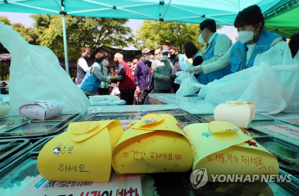 '오랜만에 받는 식권이 파르르' 거리의 무료급식 2년만에 재등장