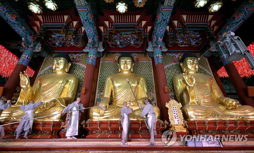 "오늘은 부처님오신날"…전국 사찰서 봉축법요식