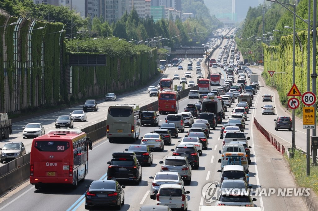 연휴 끝 고속도로 늦게까지 정체…밤 11시께 풀릴 듯