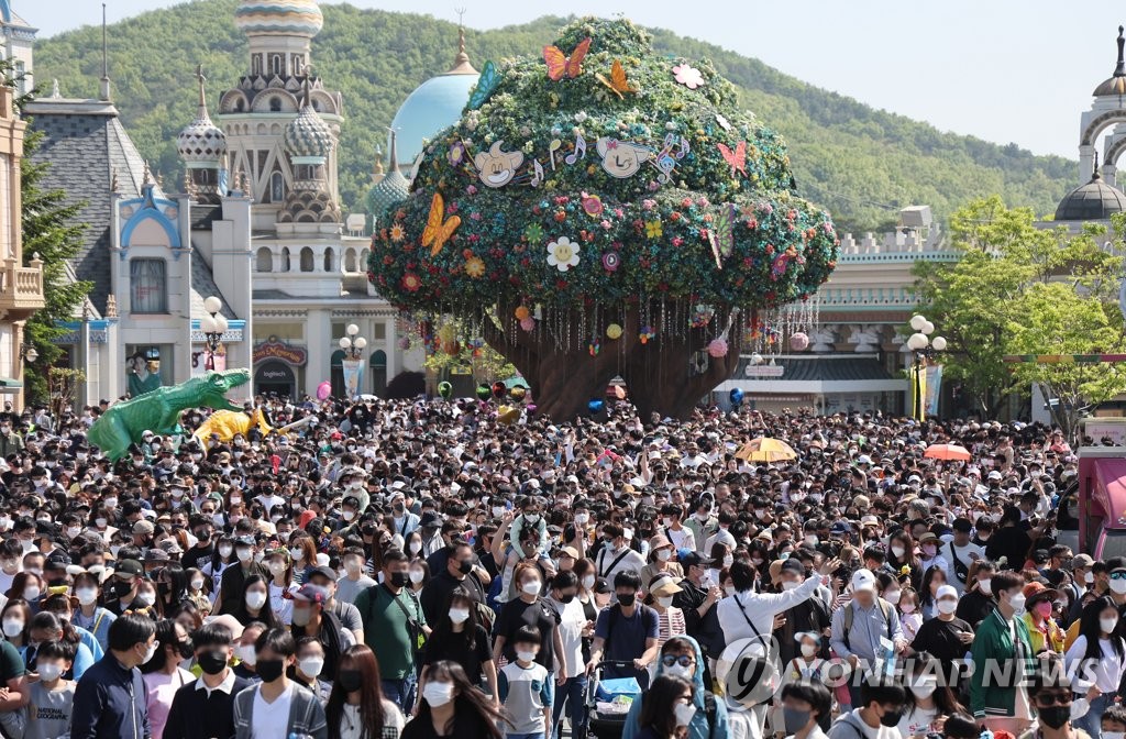 거리두기 완화 나들이객 머문 유원지·해변 쓰레기 가득 '몸살'