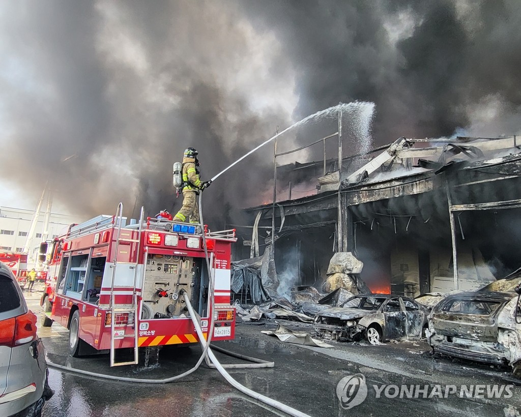 구미 국가산단 공장 화재 주변으로 확산…8시간째 진화 중(종합)