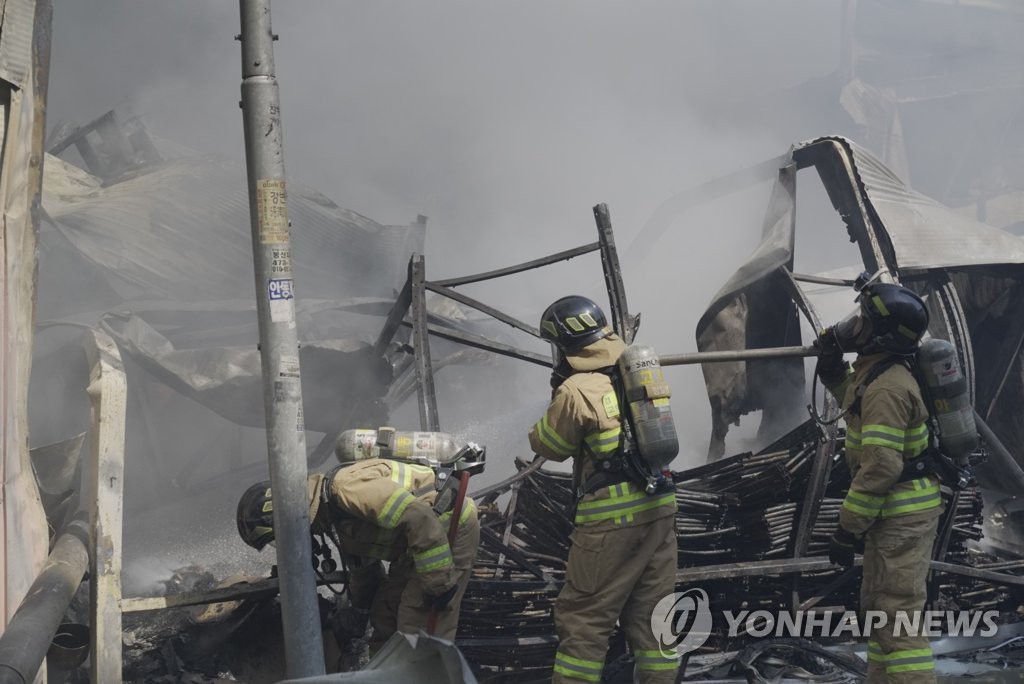 경북 의성 농장에 불…닭 9천여 마리 폐사