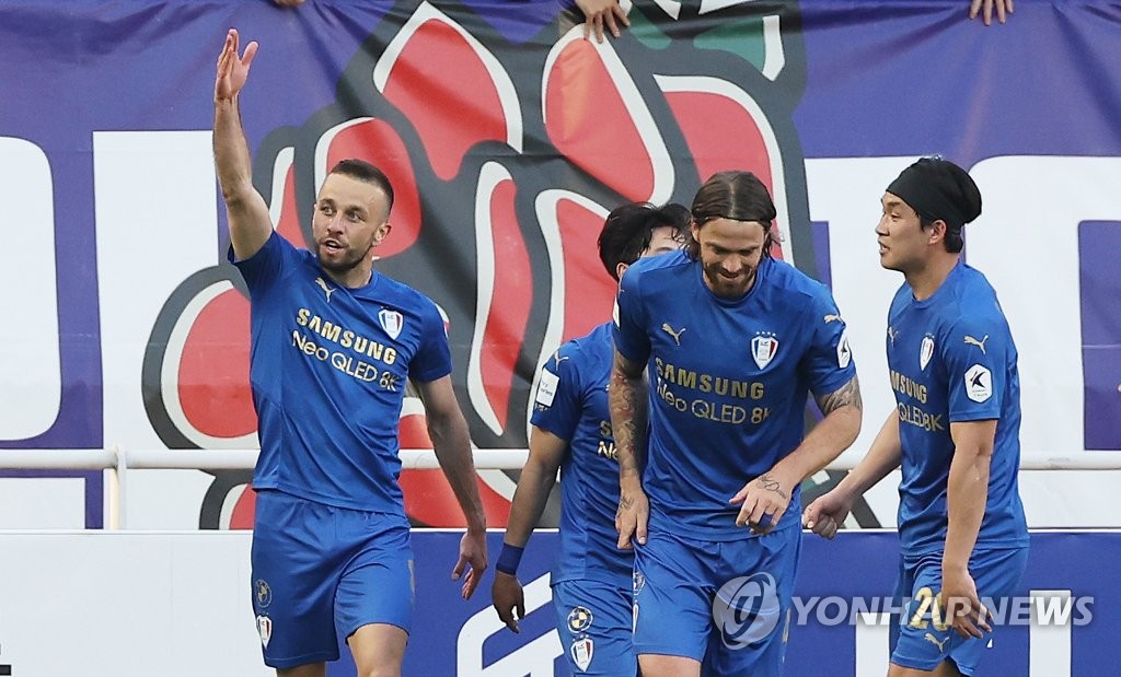 수원, 이병근 홈 데뷔전 1-0 승리…선두 울산에 리그 첫 패 안겨(종합)