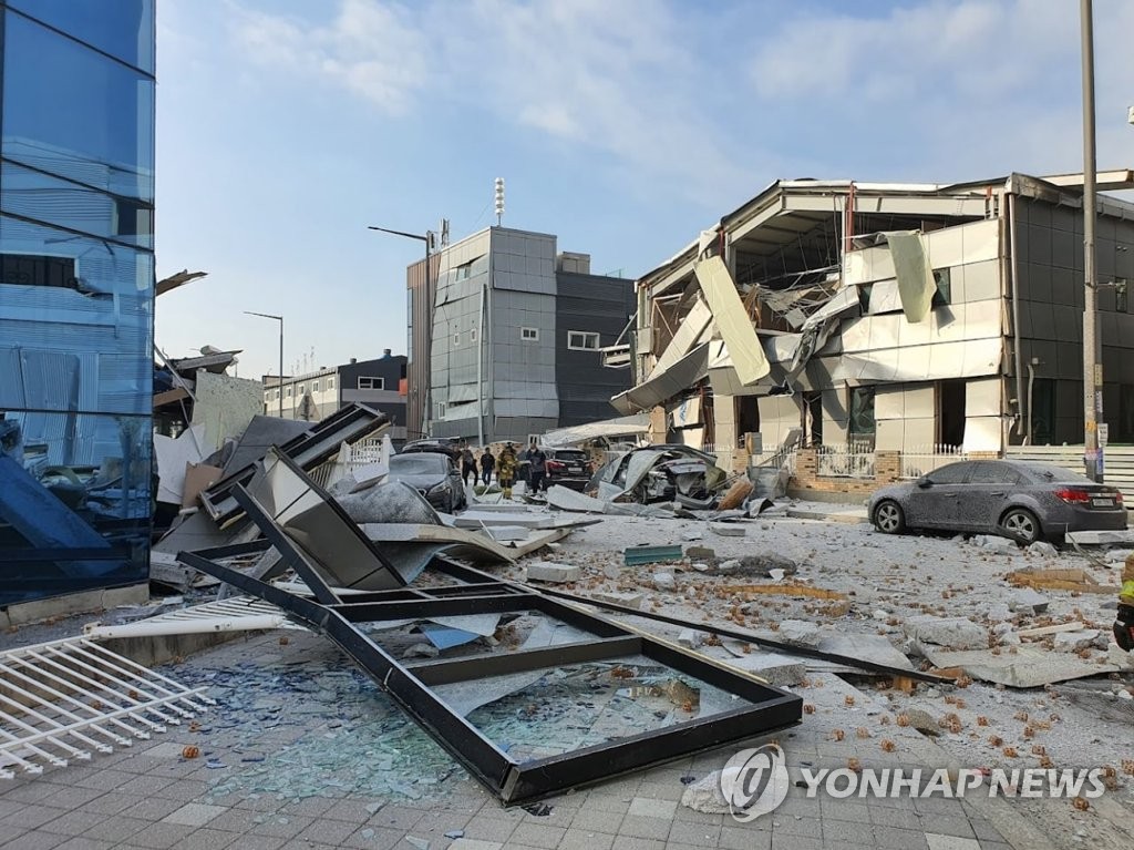 김포 산업단지서 질소가스통 "쾅"…6명 부상(종합)