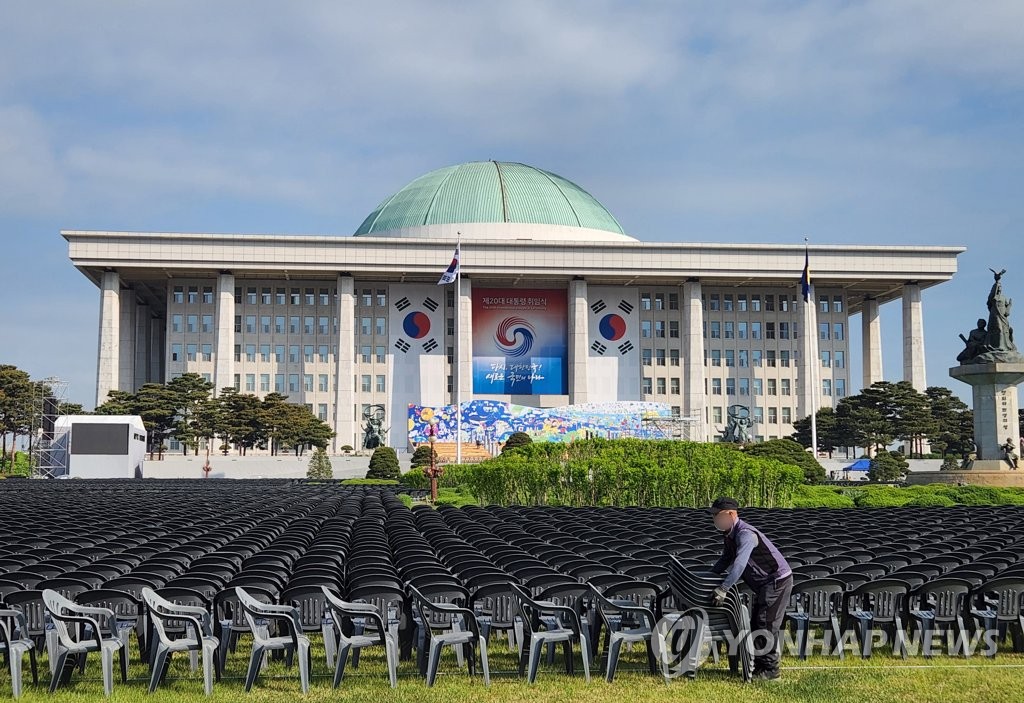 취임식 코드는 '소통'…尹, 국회경내 180ｍ 걸어서 연단 오른다(종합)