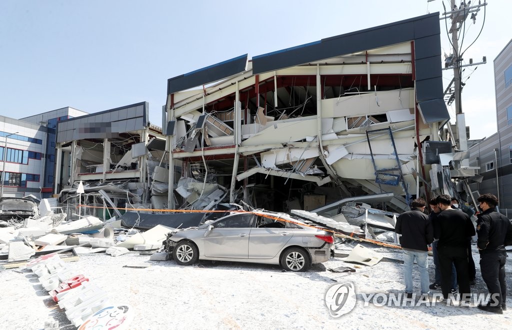 김포 액화질소 폭발사고…'불량 가스통' 원인 추정