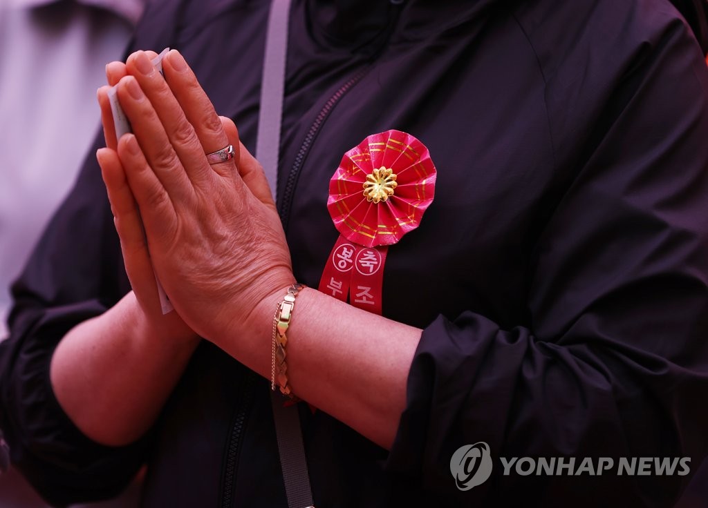 "다시 희망의 일상으로"…전국 사찰서 부처님오신날 법요식