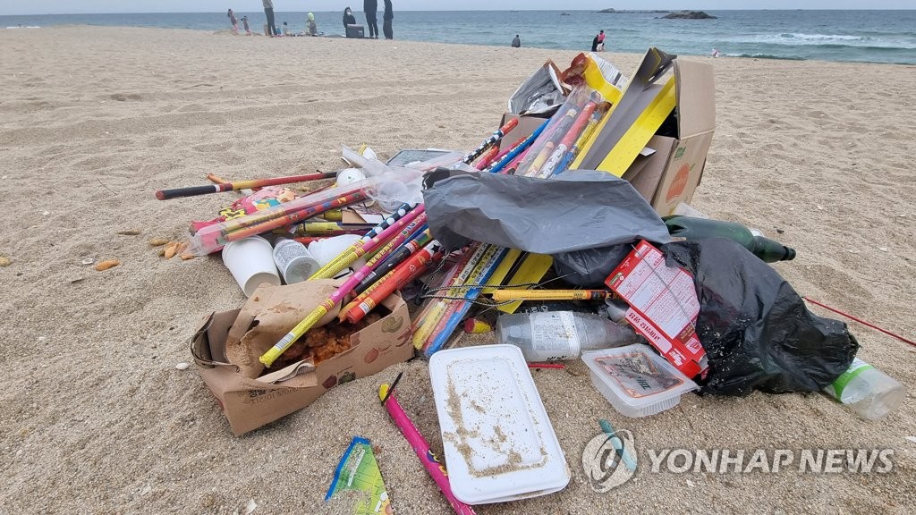 거리두기 완화 나들이객 머문 유원지·해변 쓰레기 가득 '몸살'