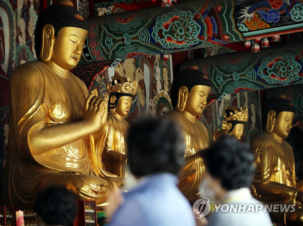 어버이날 겹친 부처님오신날…전국 주요 사찰·관광지 북적북적