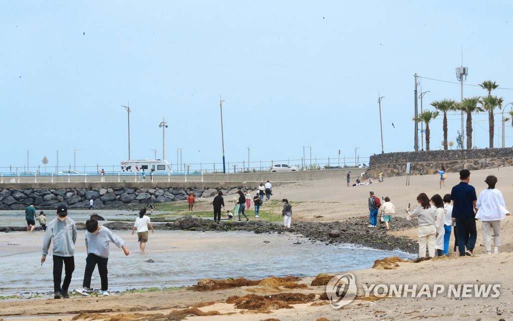 제주 구름 많음…오후부터 강풍 주의