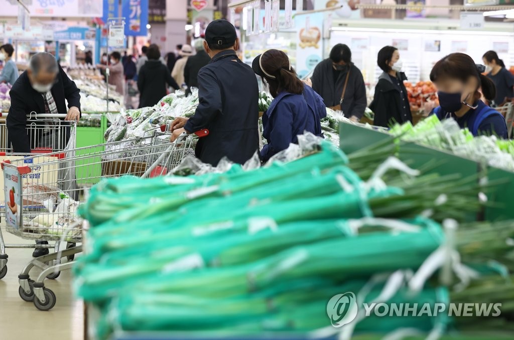 물가로 팍팍해진 삶…1분기 식료품 등 필수 품목 실질 지출 줄어