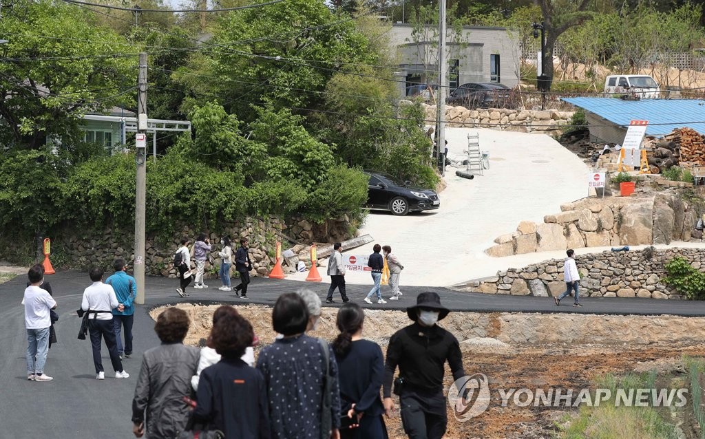 통도사 방문 뒤 문 대통령 사저 구경…평산마을 종일 '북적'