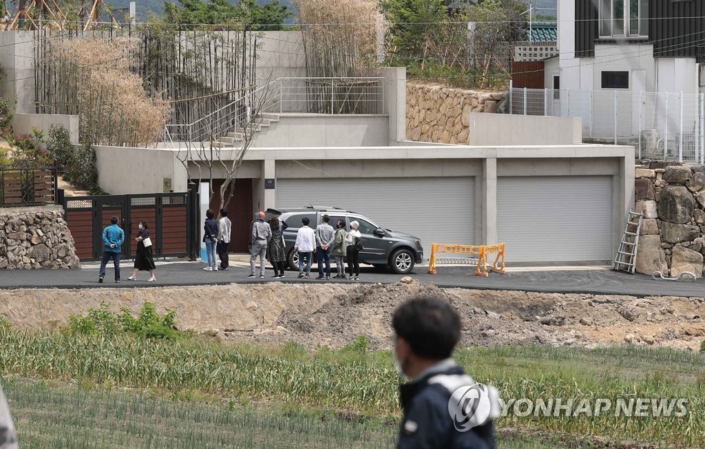 통도사 방문 뒤 문 대통령 사저 구경…평산마을 종일 '북적'