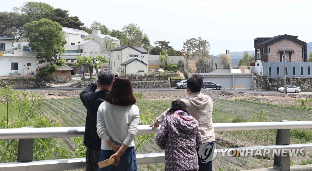 문 대통령 귀향일 사저 인근 교통통제…방문객 위험물 검사(종합)