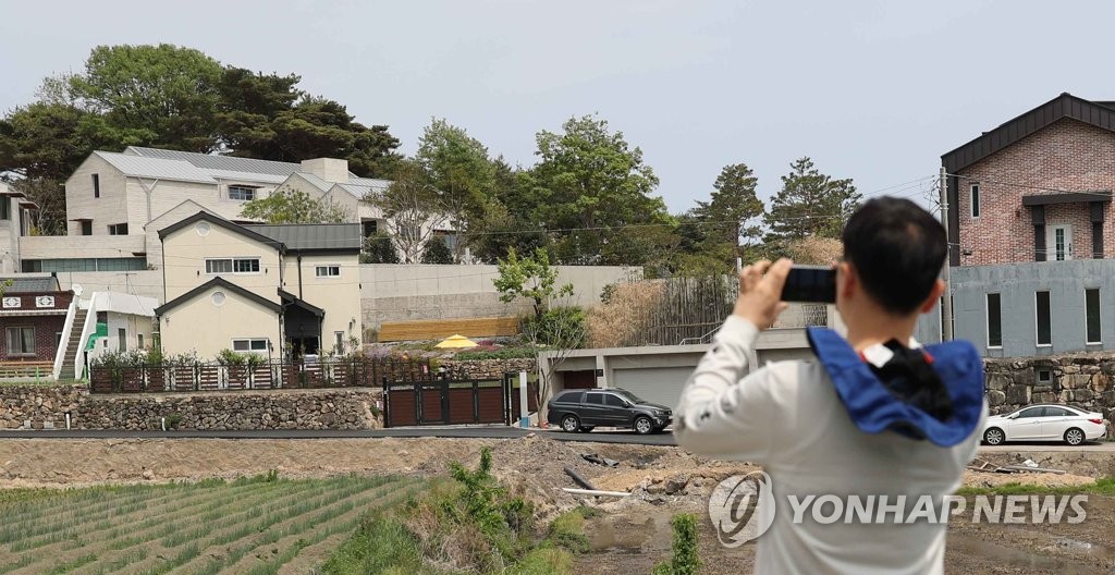 문 대통령 귀향일 사저 인근 교통통제…방문객 위험물 검사(종합)