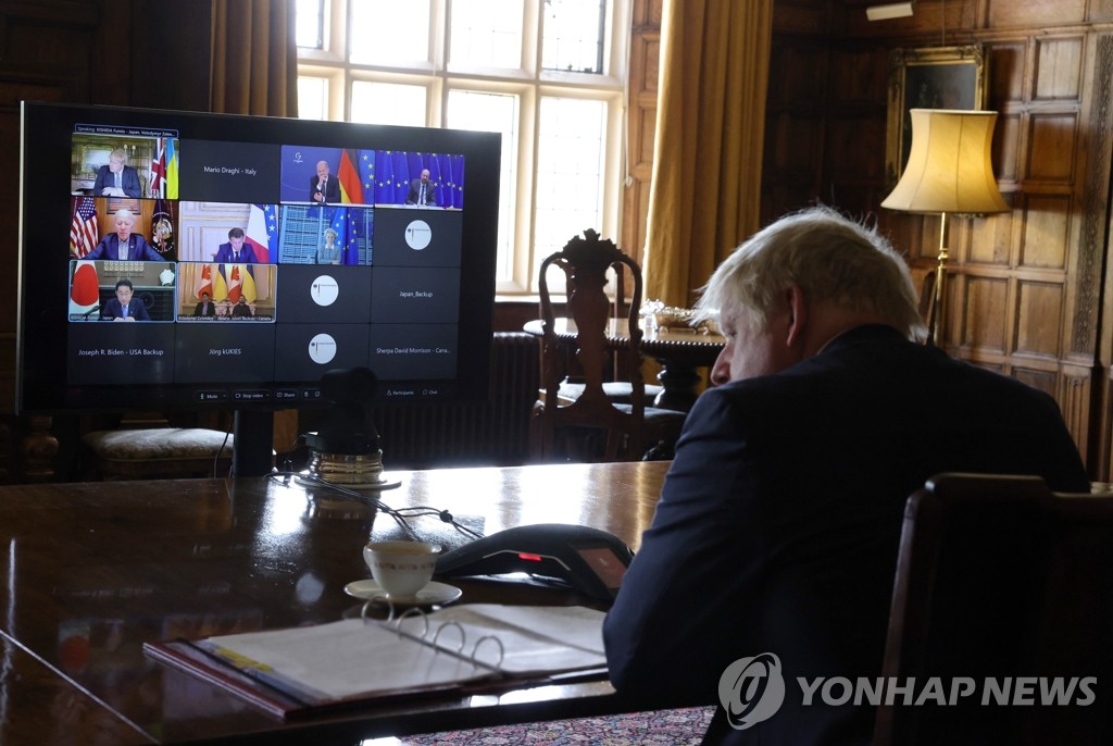 영 총리 "우크라 국토 수호 넘어 '수복' 위해 무기 지원"