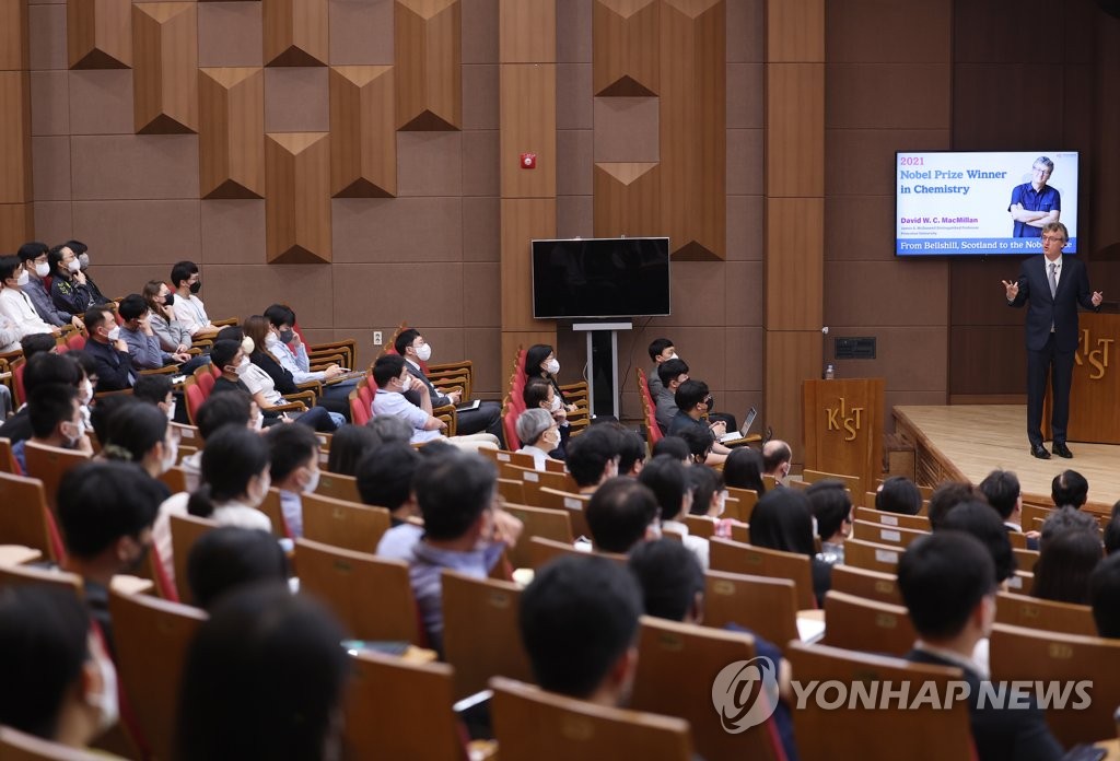 노벨화학상 수상자 "한국 연구비 지출 유지해야"