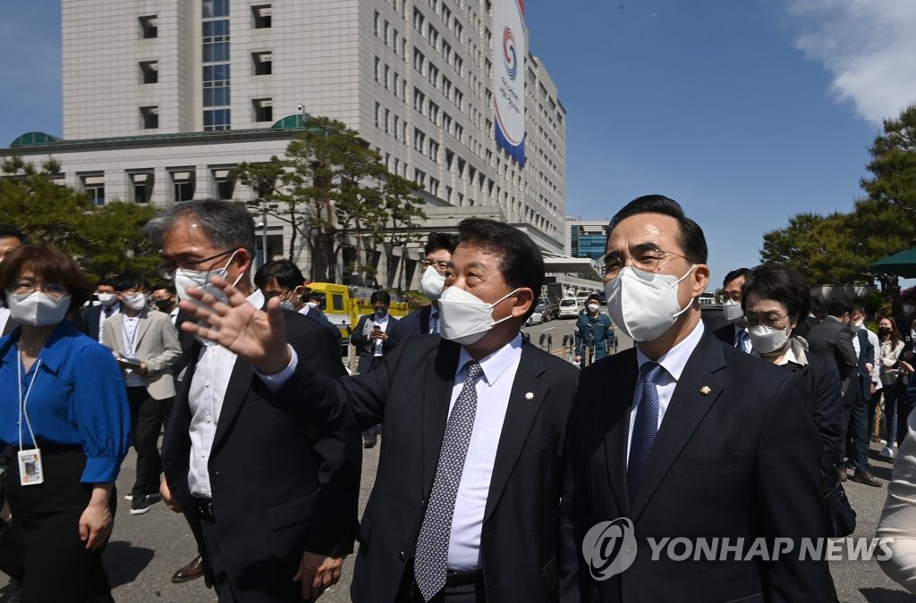 민주, 대통령 새집무실 용산 찾아 "불통, 독선…졸속이전" 맹공