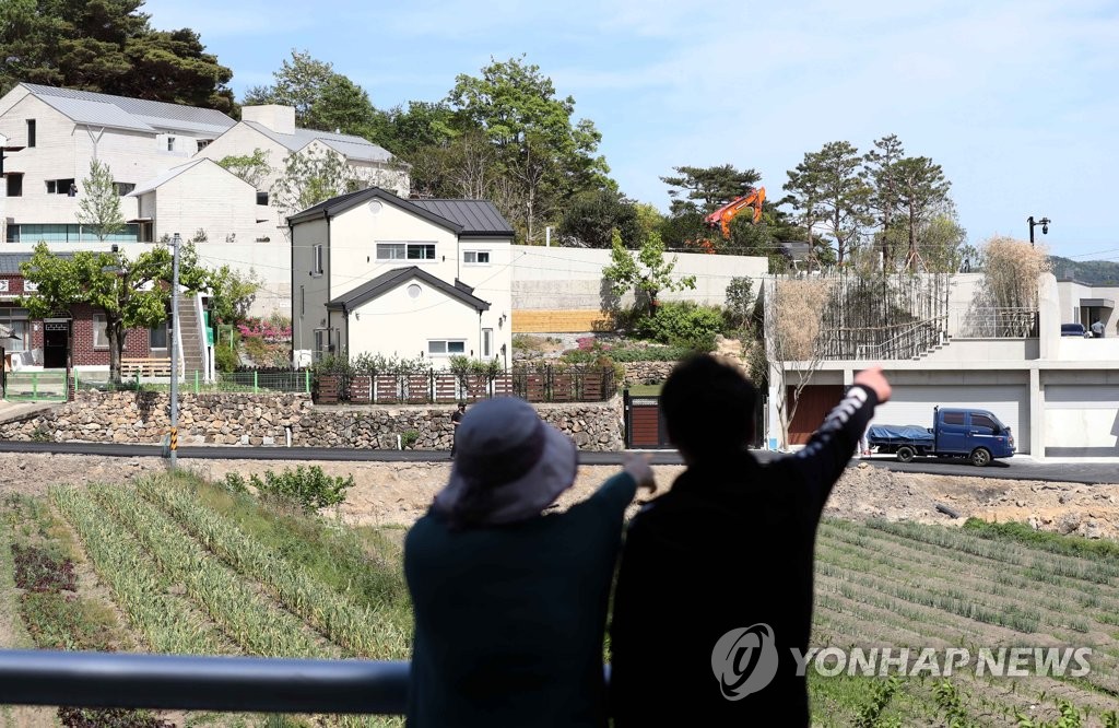 문 대통령 귀향 D-1…양산 평산마을 '평온 속 분주'