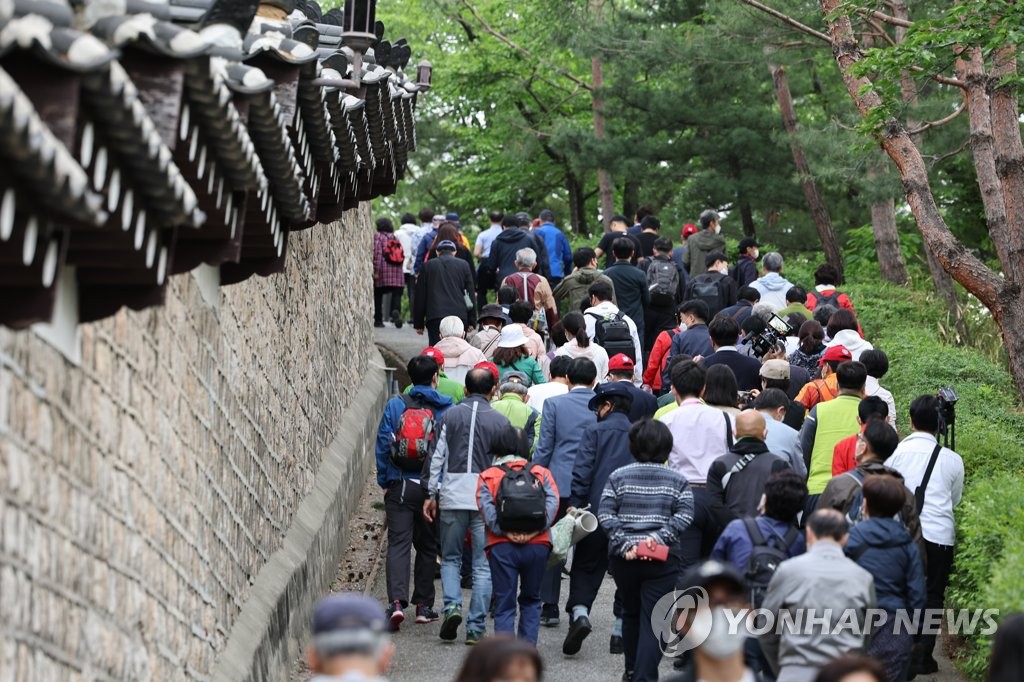 청와대 거쳐 한양도성 간다…백악산, 54년 만에 완전 개방(종합)